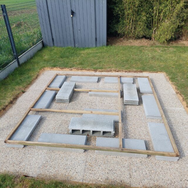 pose des premiers parpaings et surélévation pour un meilleur drainage pluvial