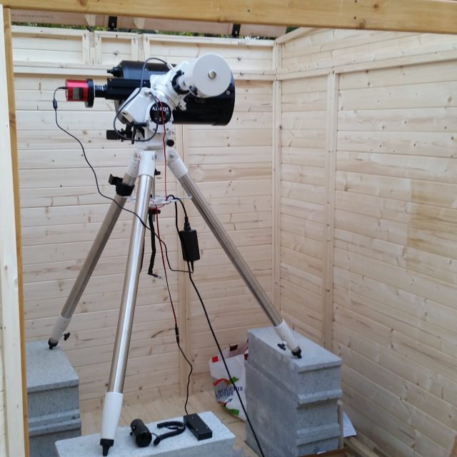 AZ-EQ5 equatorial mount and its tripod put on cinder blocks